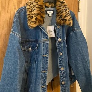 Jean jacket with cheetah collar